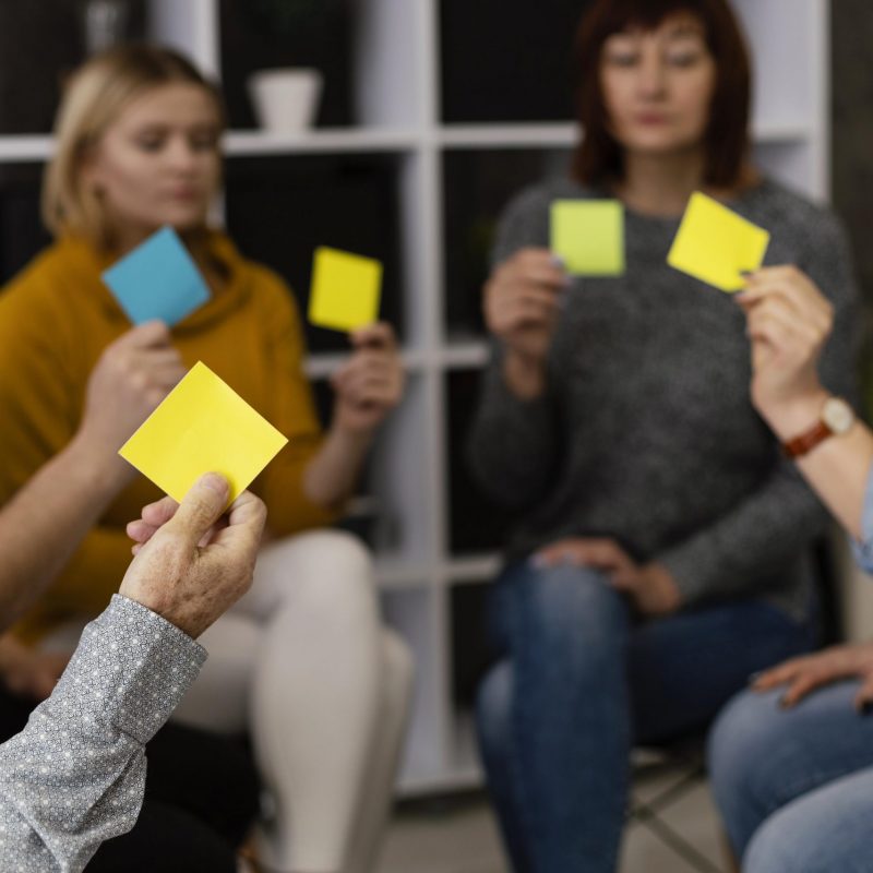 sesion-de-terapia-grupal-con-notas-adhesivas